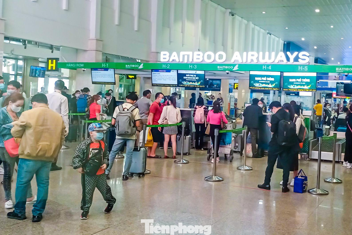 Trong ngày 24/1 (tức 22 tháng chạp), các quầy thủ tục bên trong ga quốc nội của các hãng hàng không Vietnam Airlines, VietJet, Bamboo, Vietravel Airlines, Pacific Airlines… nêm kín người.