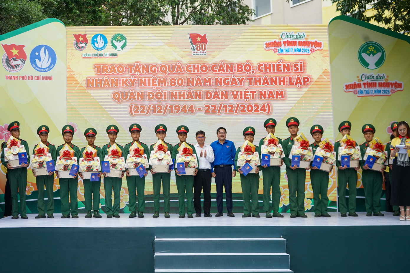 Các đại biểu tặng quà cho các chiến sĩ tham gia nghĩa vụ quân sự có hoàn cảnh khó khăn, nhân Kỷ niệm 80 năm Ngày thành lập Quân đội nhân dân Việt Nam.