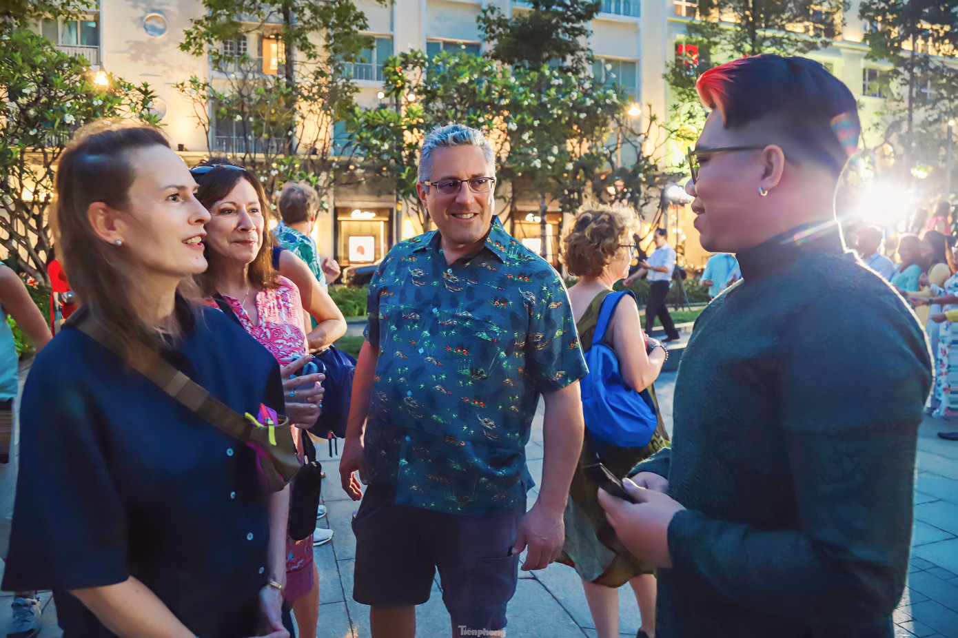 Nhà thiết kế Huy Doãn giới thiệu hình ảnh con người Việt Nam khi mặc áo dài đến với bạn bè quốc tế tại "Lễ hội Áo dài 2023". Nhà thiết kế Huy Doãn giới thiệu hình ảnh con người Việt Nam khi mặc áo dài đến với bạn bè quốc tế tại "Lễ hội Áo dài 2023".