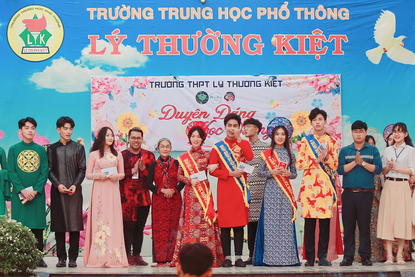 Nhà thiết kế Huy Doãn (đứng thứ tư, từ trái sang) tài trợ áo dài cho cuộc thi Duyên dáng học đường, trường THPT Lý Thường Kiệt 2021. Nhà thiết kế Huy Doãn (đứng thứ tư, từ trái sang) tài trợ áo dài cho cuộc thi Duyên dáng học đường, trường THPT Lý Thường Kiệt 2021.