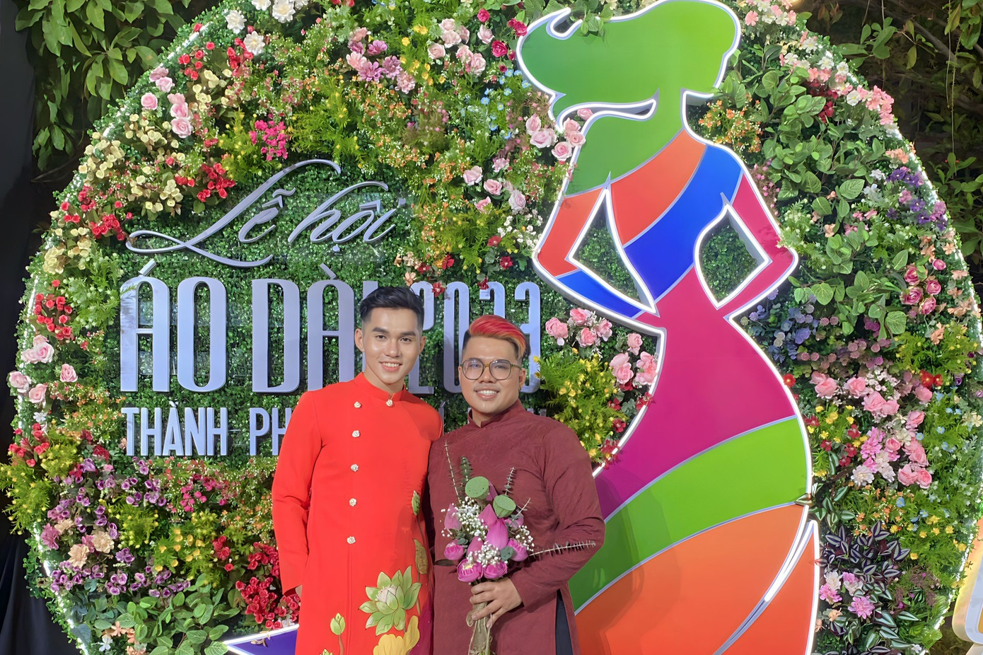 Nhà thiết kế Huy Doãn chụp ảnh đăng lên trang Facebook cá nhân quảng bá mẫu áo dài do mình tự thiết kế. Nhà thiết kế Huy Doãn chụp ảnh đăng lên trang Facebook cá nhân quảng bá mẫu áo dài do mình tự thiết kế.