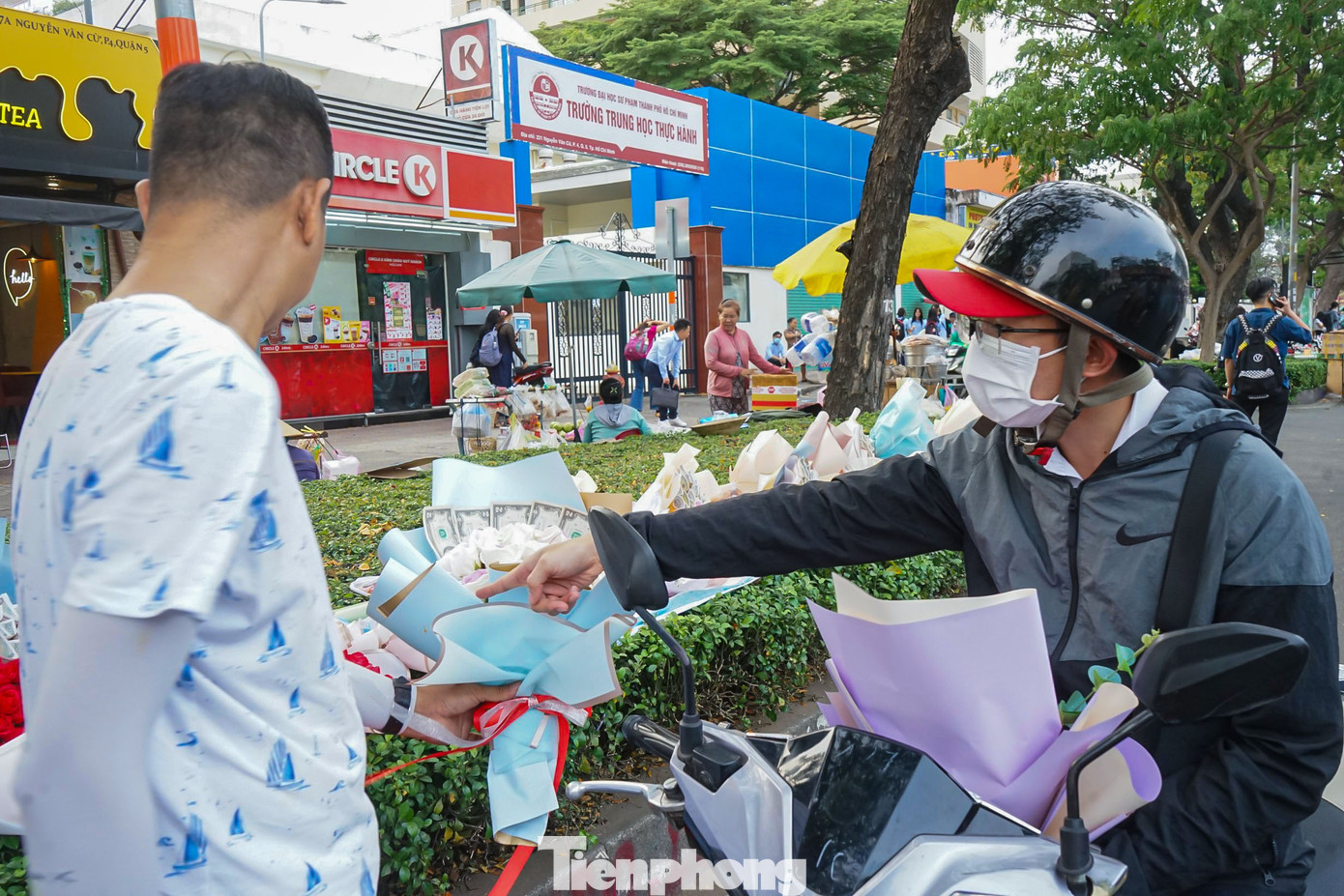 Tự tay chọn những bông hồng đẹp nhất để tặng bà xã, anh Tấn Lộc (ngụ quận 11) cho biết: "Tôi và vợ đã yêu nhau được 2 năm, cầu hôn cô ấy vào đúng dịp Valentine nên đến ngày này tôi không bao giờ quên mua hoa tặng bà xã".
