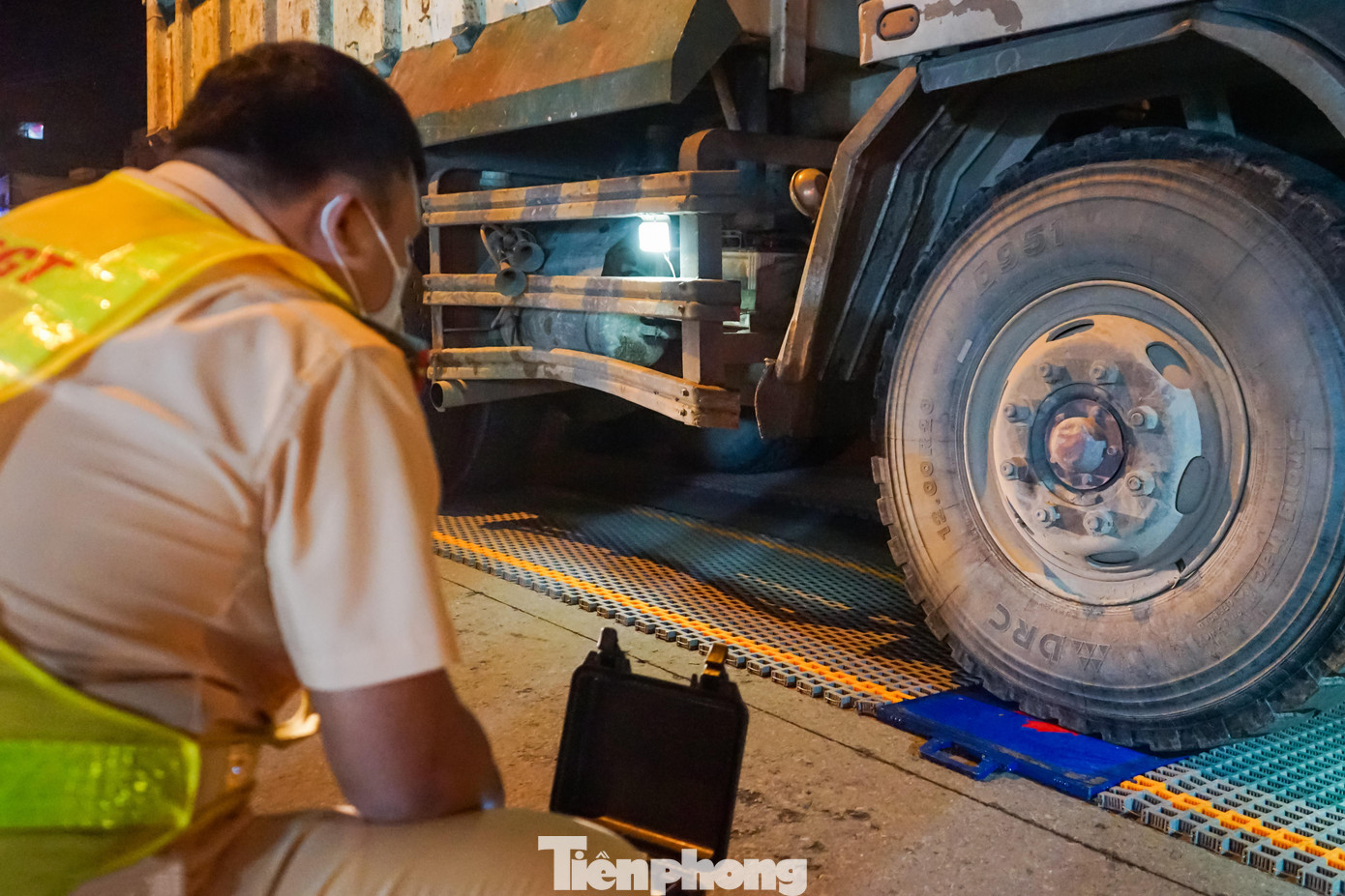 Đội CSGT-TT Công an TP.Thủ Đức cân tải trọng một xe ben có dấu hiệu vi phạm lỗi quá tải Đội CSGT-TT Công an TP.Thủ Đức cân tải trọng một xe ben có dấu hiệu vi phạm lỗi quá tải