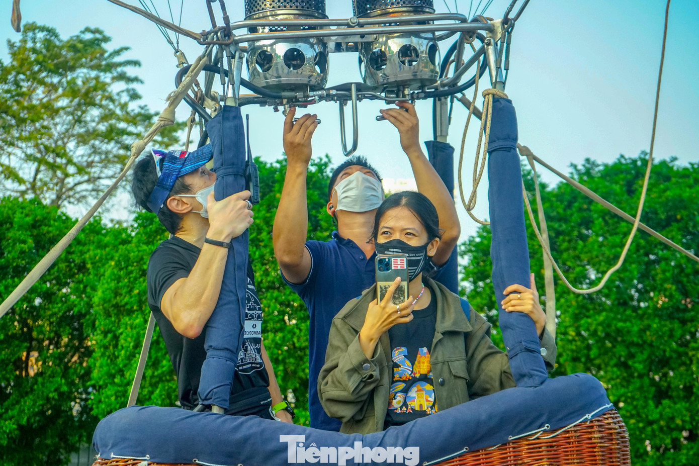 Du khách thích thú trải nghiệm bay khinh khí cầu Du khách thích thú trải nghiệm bay khinh khí cầu