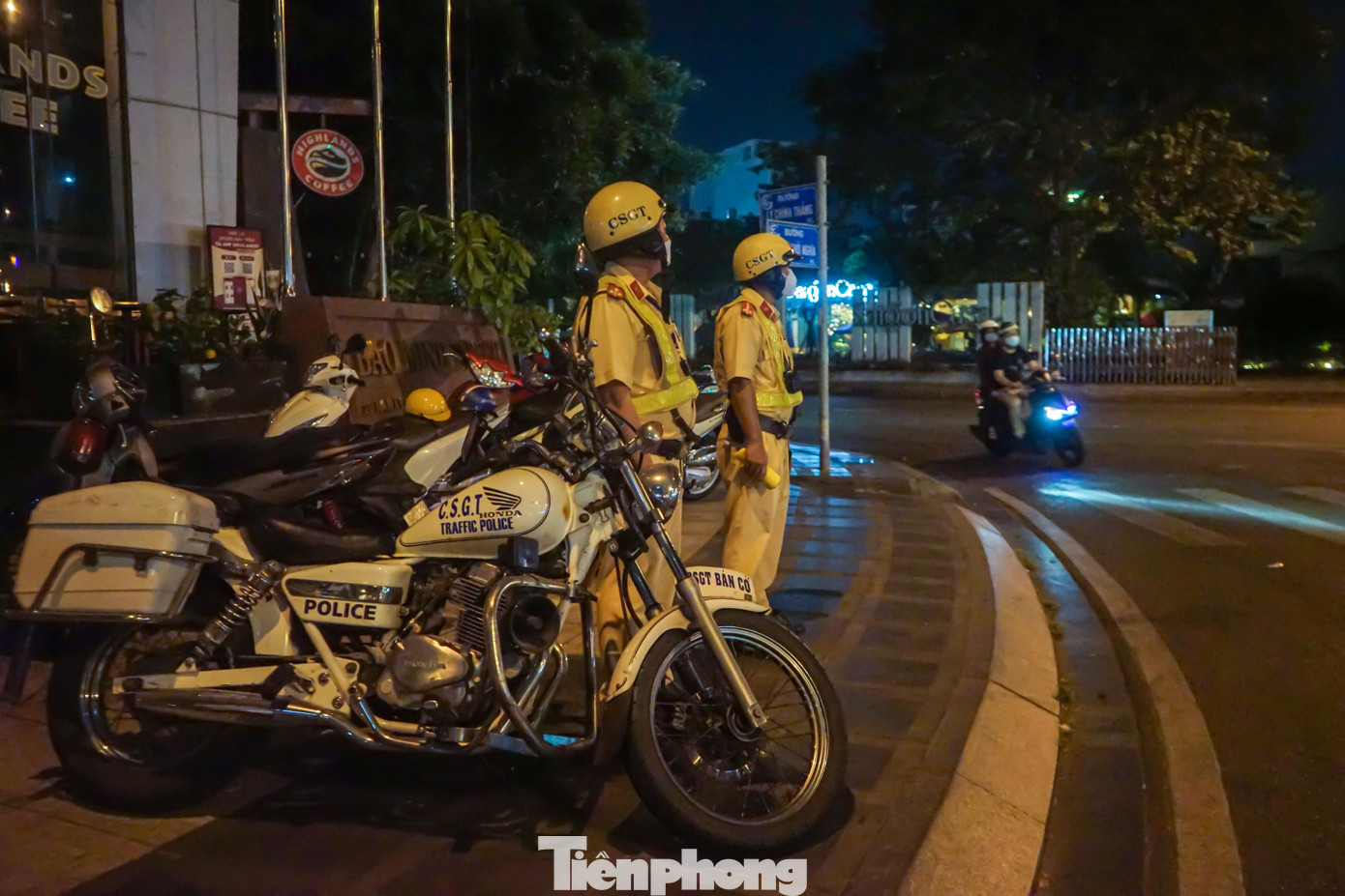 Lúc 22h, tổ công tác lập chốt tại giao lộ đường Nam Kỳ Khởi Nghĩa và đường Lý Chính Thắng (phường Võ Thị Sáu - Q3) nơi có nhiều quán nhậu về khuya và thường xuyên xảy ra các vụ tai nạn giao thông liên quan đến rượu bia.
