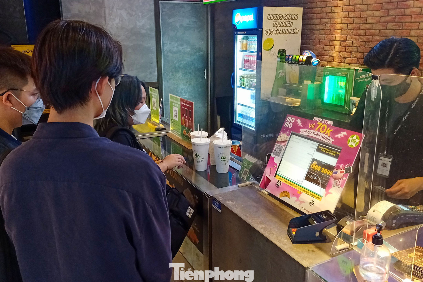 Ghi nhận của Tiền Phong vào lúc 17h30 chiều ngày 2/1, khu vực đặt quầy bán vé của một rạp chiếu phim trong tòa nhà Bitexco (quận 1) có rất đông người đứng chờ đến lượt mua vé.