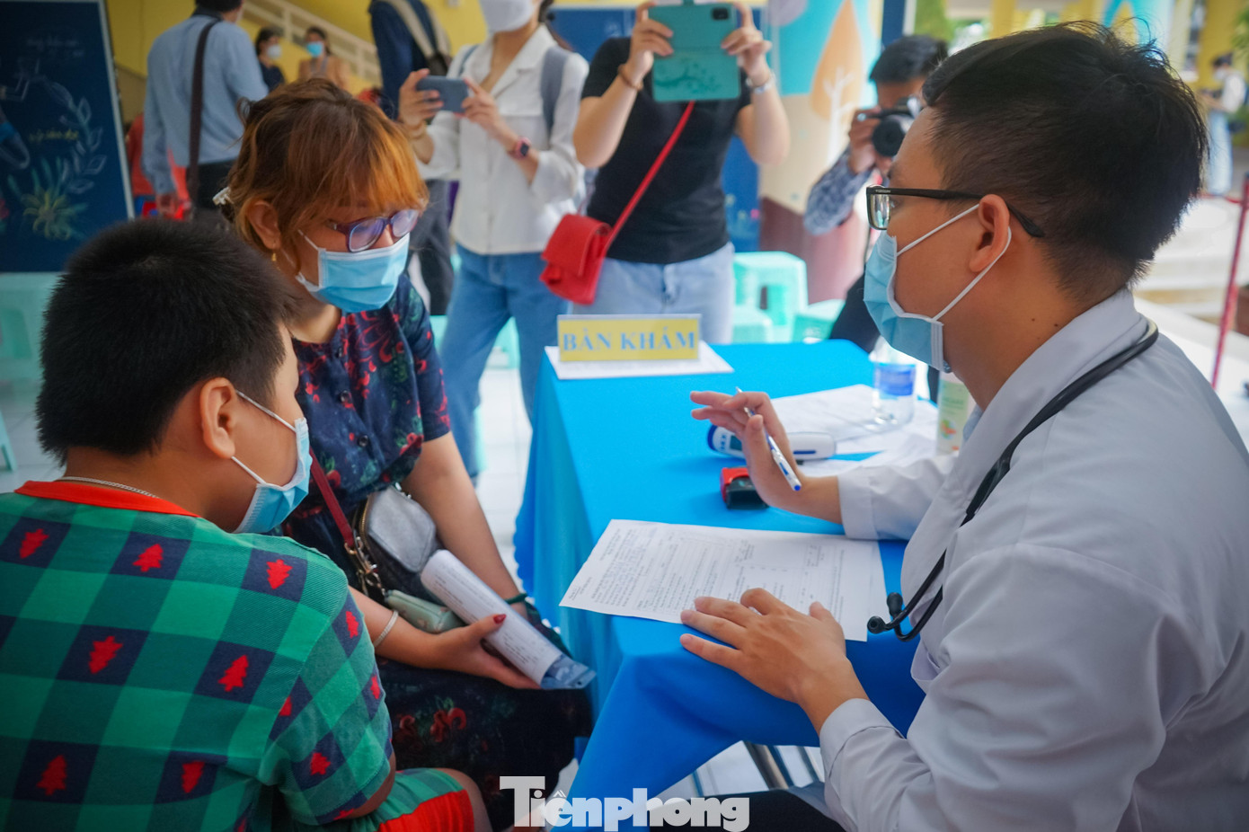 Phụ huynh và học sinh được bác sĩ tư vấn và khám sàng lọc kỹ lưỡng trước khi vào tiêm Phụ huynh và học sinh được bác sĩ tư vấn và khám sàng lọc kỹ lưỡng trước khi vào tiêm