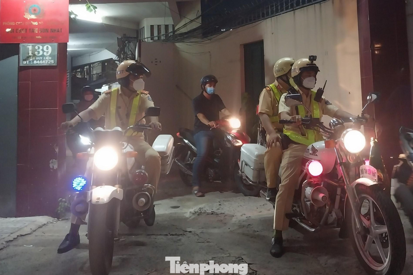 Lúc 18h ngày 1/9, Tổ 363 Công an TPHCM gồm: CSCĐ, CSGT Tân Sơn Nhất và lực lượng trinh sát mặc thường phục xuất phát thực hiện buổi tuần tra phòng, chống tội phạm trên địa bàn 5 quận gồm: quận Tân Bình, quận Tân Phú, quận Phú Nhuận, quận 5, quận 11. Lúc 18h ngày 1/9, Tổ 363 Công an TPHCM gồm: CSCĐ, CSGT Tân Sơn Nhất và lực lượng trinh sát mặc thường phục xuất phát thực hiện buổi tuần tra phòng, chống tội phạm trên địa bàn 5 quận gồm: quận Tân Bình, quận Tân Phú, quận Phú Nhuận, quận 5, quận 11.