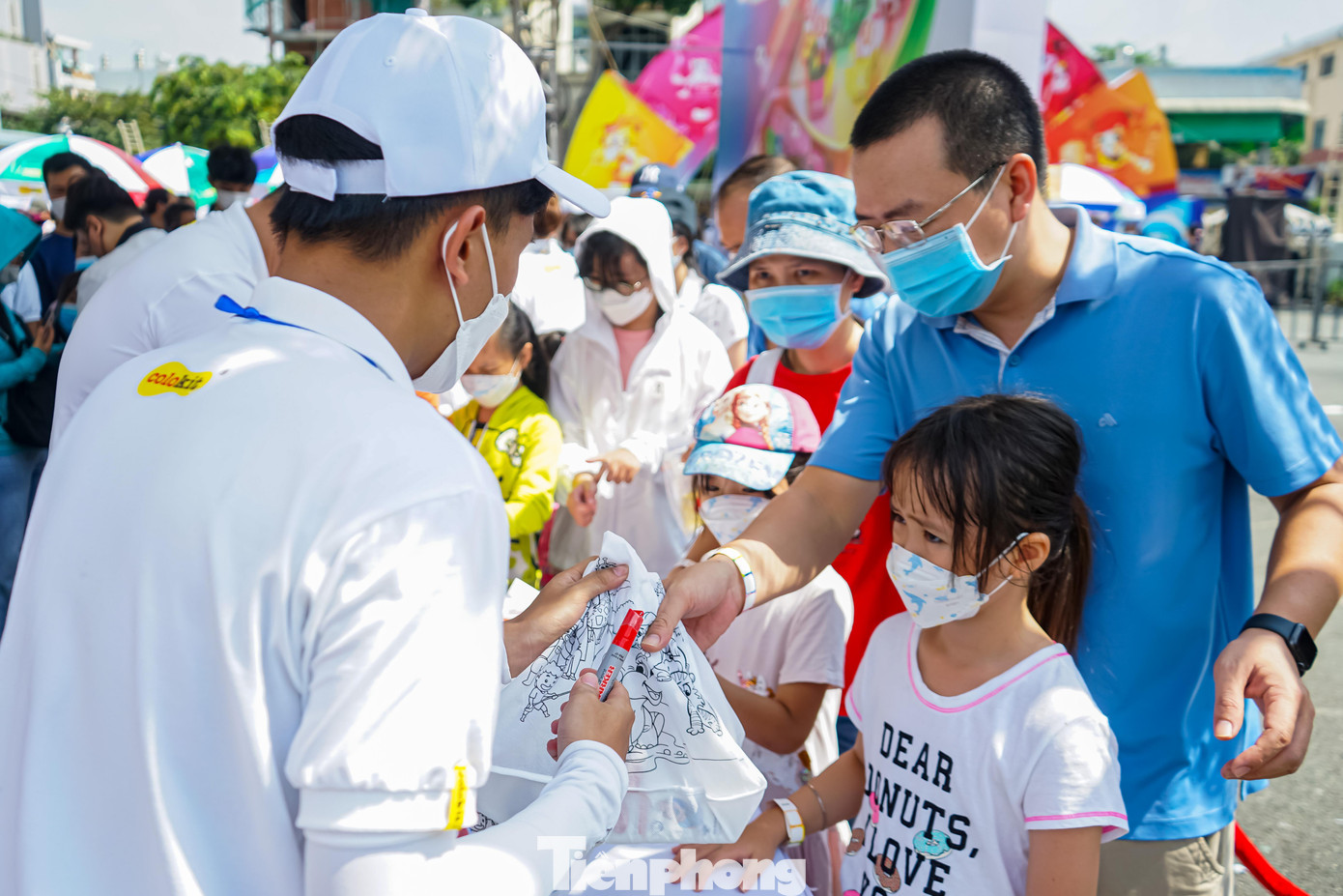 Đến tham gia sự kiện “Mega Color Event – Sắc màu phiêu lưu ký” các em thiếu nhi và phụ huynh có cơ hội trải nghiệm nhiều không gian trưng bày sản phẩm và các khu vực trò chơi độc lạ. Bên cạnh đó, ban tổ chức ngày hội còn chuẩn bị rất nhiều phần quà dành tặng cho các em thiếu nhi ngay sau khi vào cổng ngày hội.