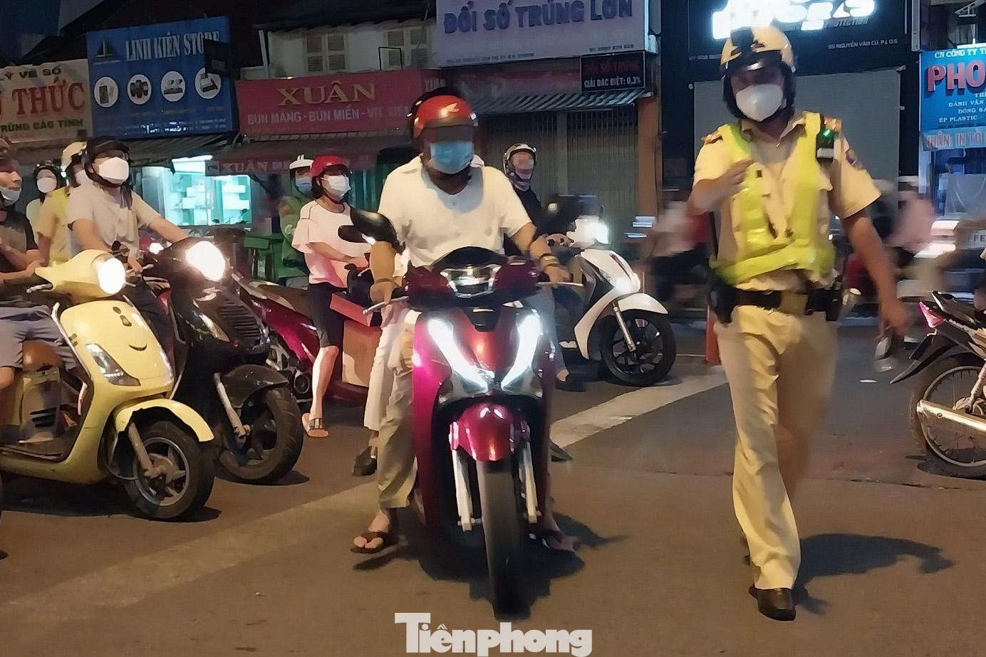 Trong khi chưa lập xong biên bản xử phạt cho anh A thì tổ chuyên đề lại tiếp tục phát hiện ông Đ.Q.K (ngụ quê Hậu Giang) đang điều khiển xe máy, có dấu hiệu sử dụng rượu bia nên đã mời vào đo nồng độ cồn. Trong khi chưa lập xong biên bản xử phạt cho anh A thì tổ chuyên đề lại tiếp tục phát hiện ông Đ.Q.K (ngụ quê Hậu Giang) đang điều khiển xe máy, có dấu hiệu sử dụng rượu bia nên đã mời vào đo nồng độ cồn.