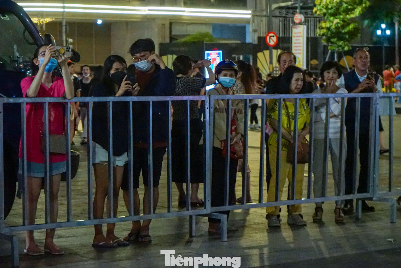 Bên ngoài hàng rào, có không ít người tỏ ra tiếc nuối vì chưa chụp ảnh đường hoa. Nhiều người đã dùng điện thoại ghi lại cảnh các công nhân dọn dẹp đường hoa.