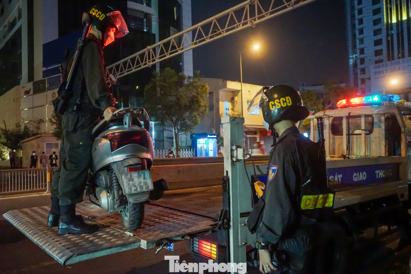 Mặc dù tổ công tác đã cố ra sức giải thích nhưng ông Q cũng không đồng ý ký vào biên bản làm việc. Sau gần 30 phút thuyết phục không thành, tổ công tác đã phải nhờ đến sự trợ giúp của lực lượng công an phường Võ Thị Sáu thì ông Q mới đồng ý cho tổ công tác tạm giữ phương tiện của mình.