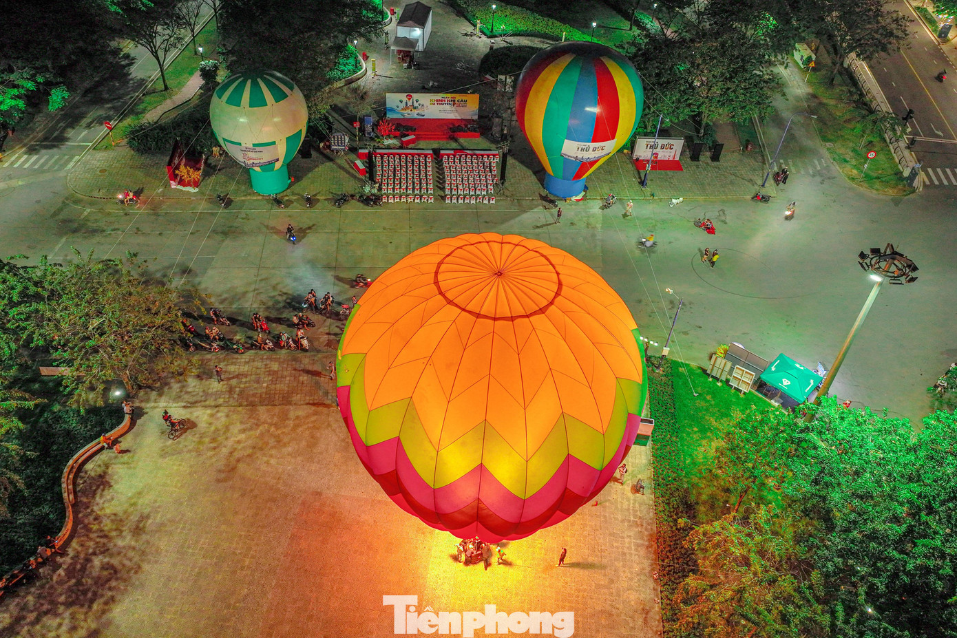 Khinh khí cầu được các phi công cho bay thử từ tối hôm trước: Ảnh Eric Bách Khinh khí cầu được các phi công cho bay thử từ tối hôm trước: Ảnh Eric Bách