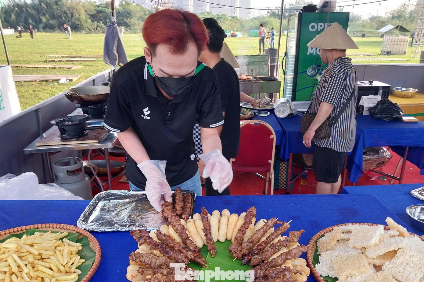 Trong khuôn khổ của chương trình biểu diễn nghệ thuật Hozo ngoài được xem các nghệ sĩ biểu diễn, du khách còn có cơ hội trải nghiệm và thưởng thức ẩm thực, tham gia trò chơi thực tế ảo thông qua các gian hàng bố trí xung quanh sân khấu.