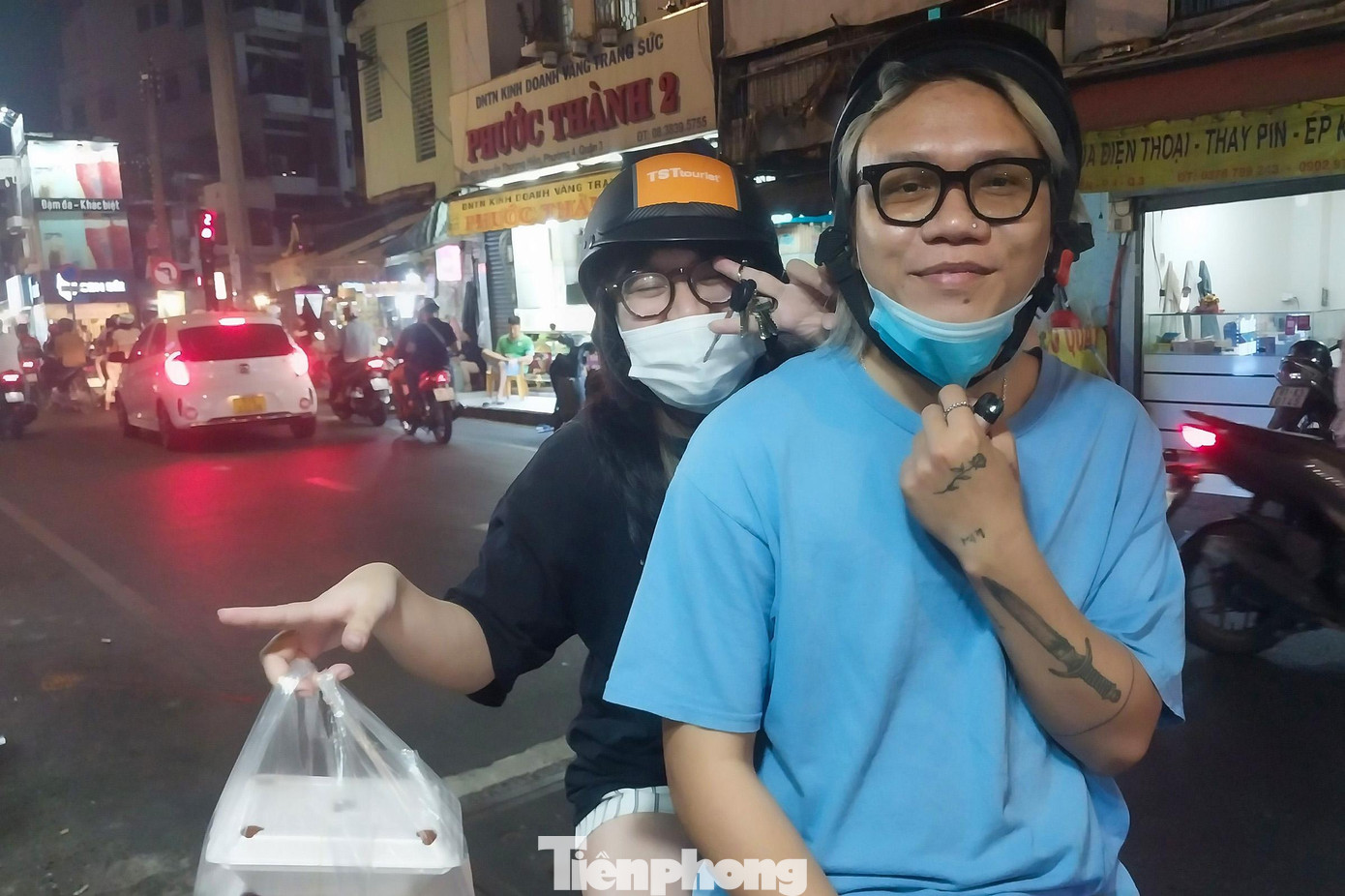 Thường xuyên tới Phố ẩm thực Nguyễn Thượng Hiền, chị Bích Như (22 tuổi, ngụ quận 5) cho biết, tuyến đường Nguyễn Thượng Hiền trước nay vốn nổi tiếng bởi các món ăn vặt. Hầu hết các món ăn tại đây đều chất lượng, nhiều hàng quán có không gian thoáng đãng. Thường xuyên tới Phố ẩm thực Nguyễn Thượng Hiền, chị Bích Như (22 tuổi, ngụ quận 5) cho biết, tuyến đường Nguyễn Thượng Hiền trước nay vốn nổi tiếng bởi các món ăn vặt. Hầu hết các món ăn tại đây đều chất lượng, nhiều hàng quán có không gian thoáng đãng.