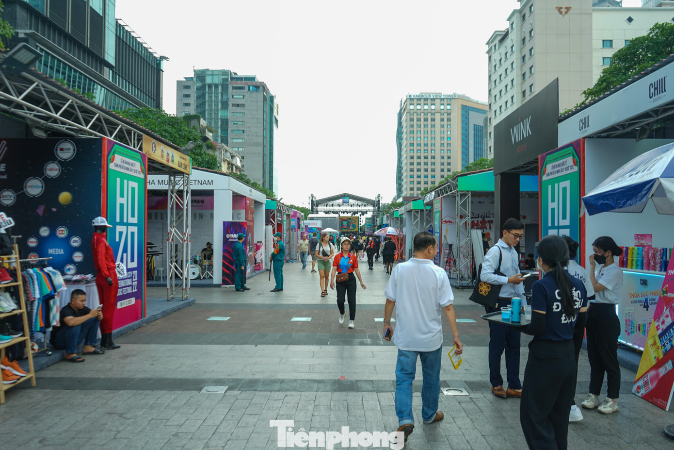 Theo ghi nhận của Tiền Phong vào lúc 17h, dù chưa đến giờ trình diễn nghệ thuật, du khách đã nườm nượp đổ về Phố đi bộ Nguyễn Huệ (quận 1) để tham quan, chụp ảnh nhằm chờ đến giờ biểu diễn.