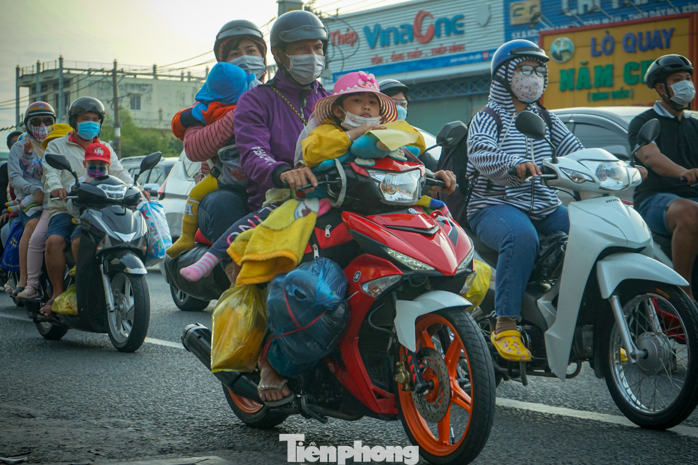 “Do tài chính có hạn, trong khi từ nhà trên thành phố về đến dưới quê ở Long An cũng rất gần nên tôi quyết định về quê bằng xe máy để tiết kiệm tiền”,chị Kim Loan (ngụ quận Bình Tân) chia sẻ.