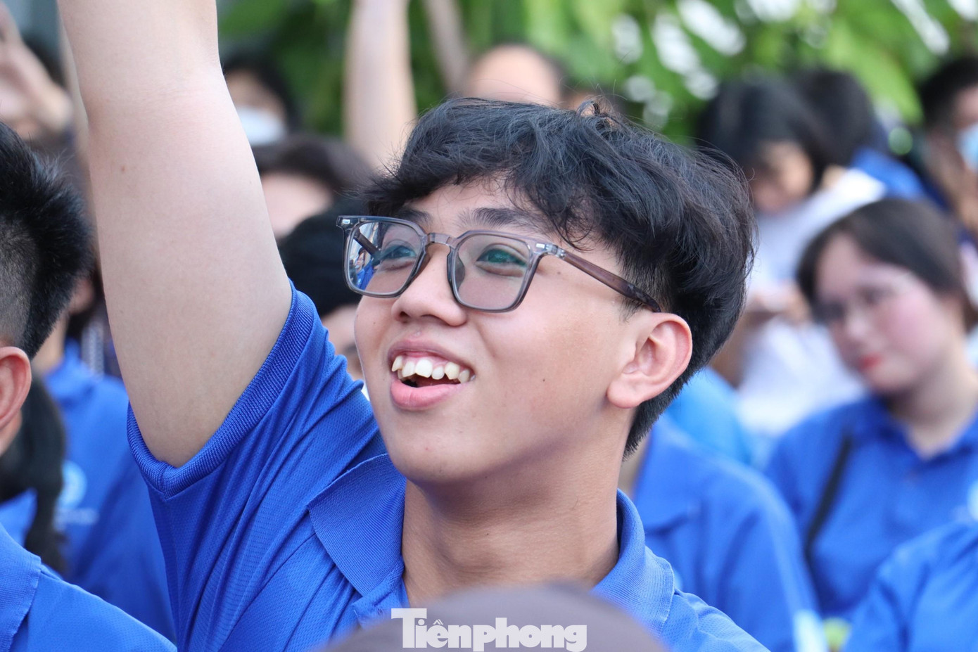 Một đoàn viên trường ĐH Sài Gòn hăng hái giơ tay giải trò chơi &quot;ô chữ giao thông&quot;