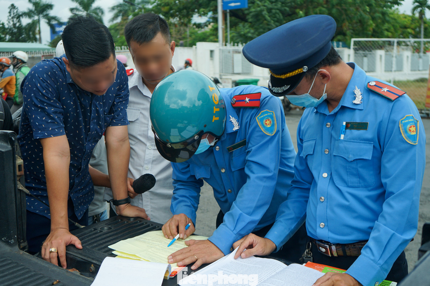 Thanh tra giao thông lập biên bản xử phạt tài xế vi phạm lỗi chở quá số người quy định Thanh tra giao thông lập biên bản xử phạt tài xế vi phạm lỗi chở quá số người quy định