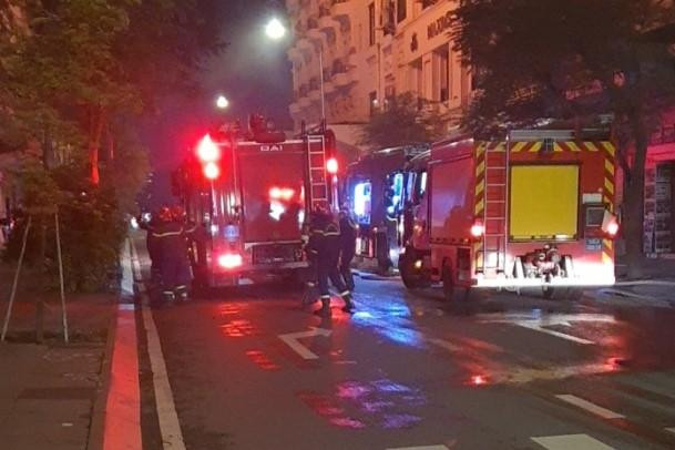 Lực lượng PCCC Công an quận 1 có mặt tại hiện trường tìm cách dập lửa.