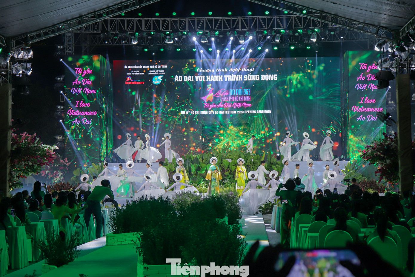 Tối 4/3, tại Phố đi bộ Nguyễn Huệ, chương trình nghệ thuật biểu diễn áo dài chủ đề “Tôi yêu áo dài Việt Nam” với sự góp mặt của hàng trăm người mẫu.