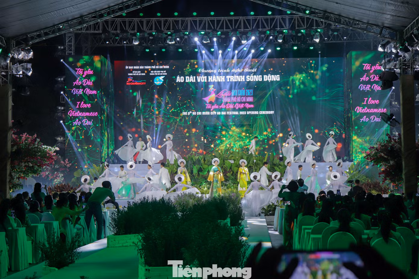 Tối 4/3, tại Phố đi bộ Nguyễn Huệ, chương trình nghệ thuật biểu diễn áo dài chủ đề “Tôi yêu áo dài Việt Nam” với sự góp mặt của hàng trăm người mẫu.