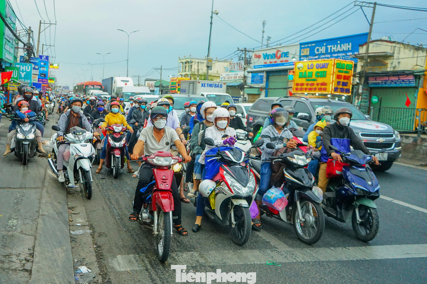 Ghi nhận tại giao lộ đường Nguyễn Hữu Trí và Quốc lộ 1A (Xã Tân Túc, huyện Bình Chánh), lượng phương tiện di chuyển theo hướng từ các tỉnh miền Tây về TPHCM cũng tăng đột biến dẫn đến tình trạng ùn ứ tương tự như cửa ngõ phía đông. Từ 16h, tình trạng ùn tắc đã bắt đầu diễn ra từ vòng xoay cầu vượt Nguyễn Văn Linh về hướng cầu Bình Điền 2 (huyện Bình Chánh).