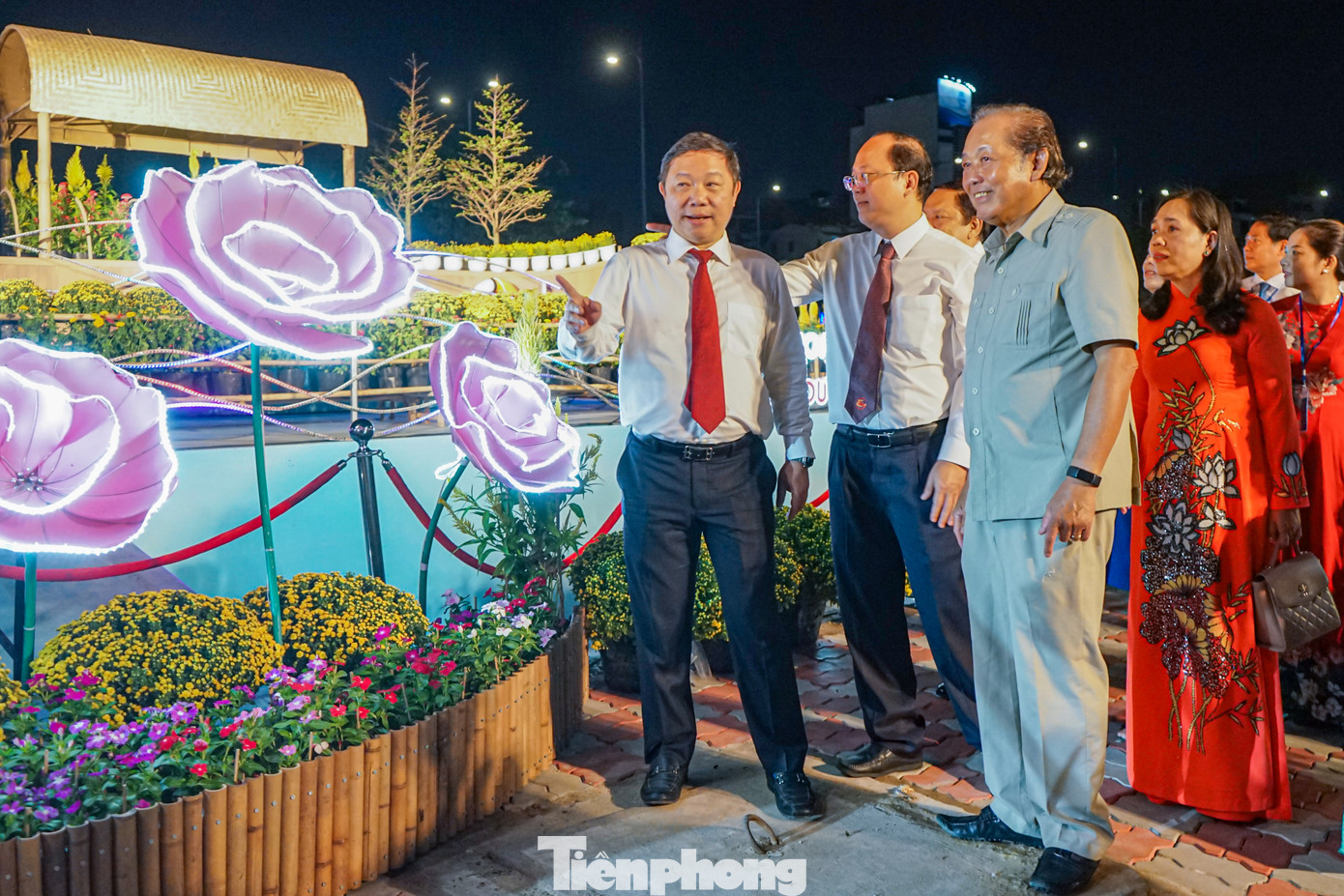 Theo Phòng Văn hoá Thông tin quận 8, năm nay chợ hoa Xuân có nhiều mới lạ so với trước. Hai bên đường Nguyễn Văn Của được tổ chức thành đường hoa và trang trí tiểu cảnh.