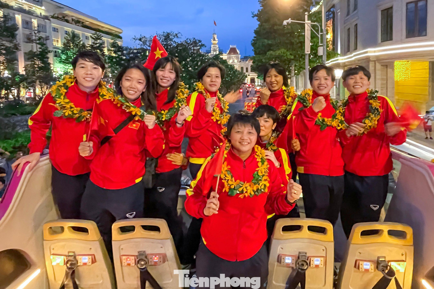 Đội tuyển nữ Việt Nam chụp ảnh trước khi xuống xe dâng hoa tượng Bác