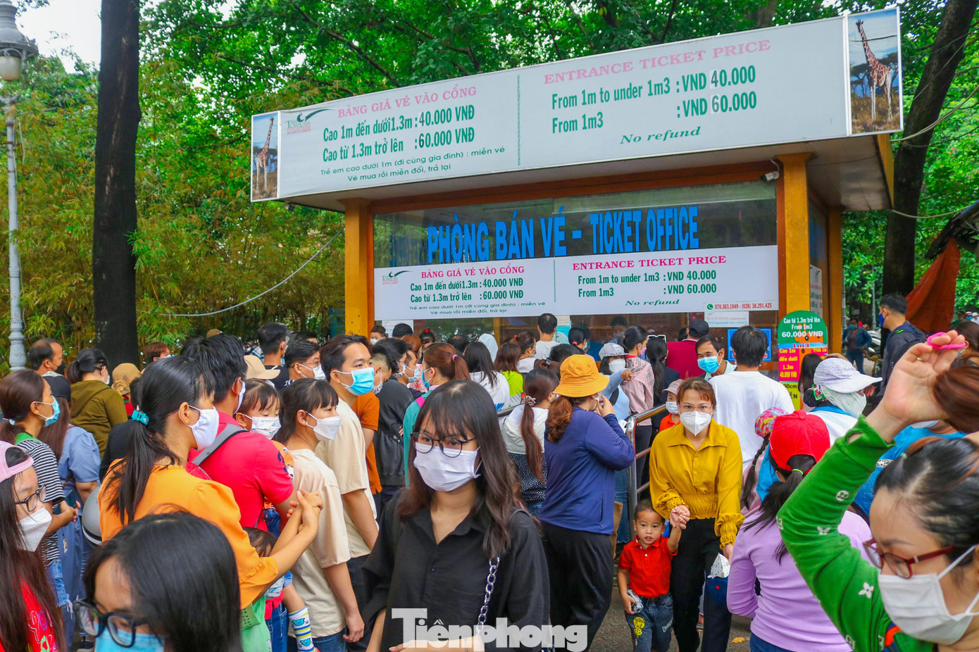 Tại đây, tình trạng người dân đứng xếp hàng dài chờ mua vé cũng diễn ra tương tự như bên Dinh Thống Nhất.