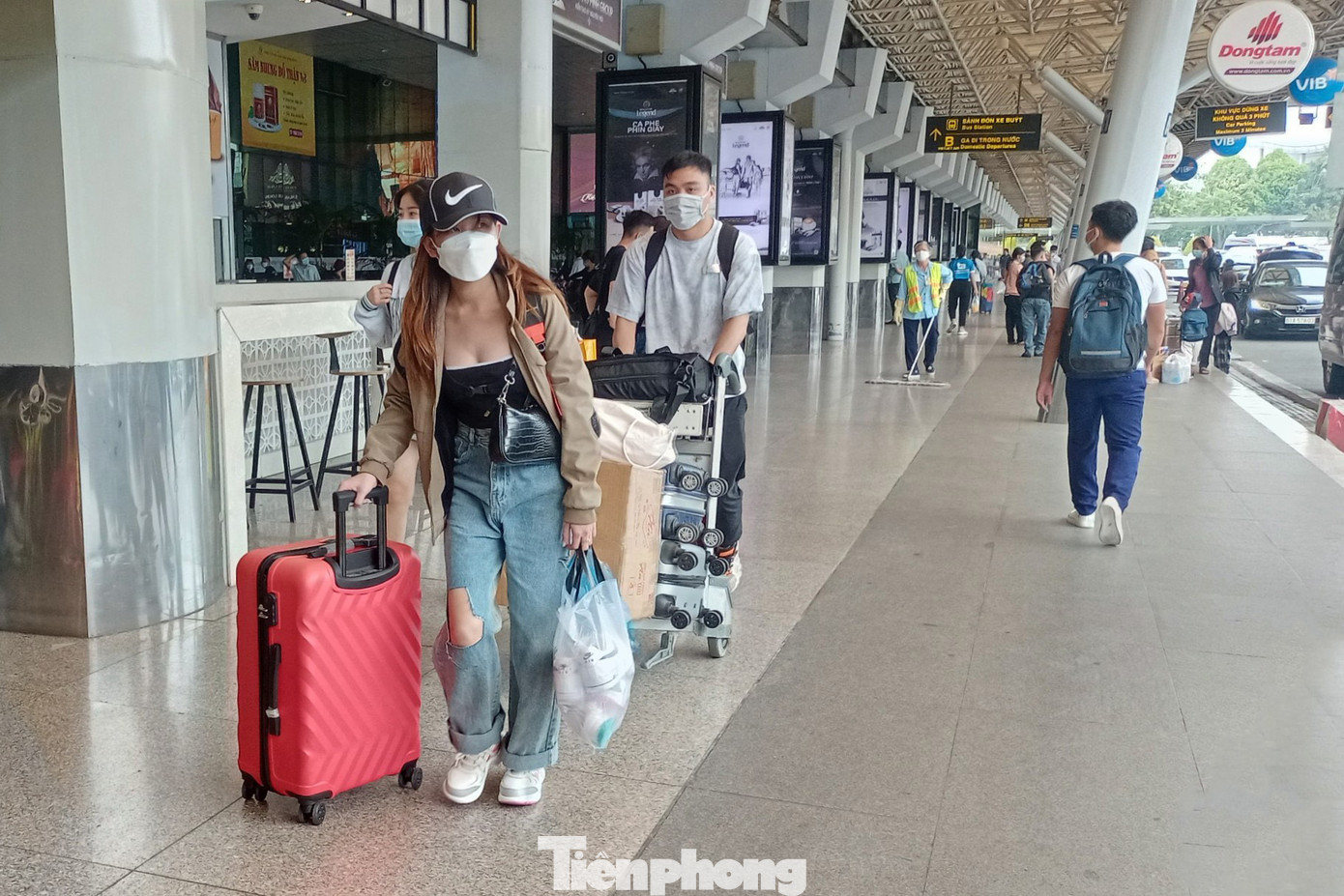 Ghi nhận của Tiền Phong, khu vực ga quốc nội sân bay Tân Sơn Nhất chiều 20/1 (29 tháng Chạp) rất thông thoáng dù đang là cao điểm phục vụ hành khách đi lại trong dịp Tết Nguyên đán.