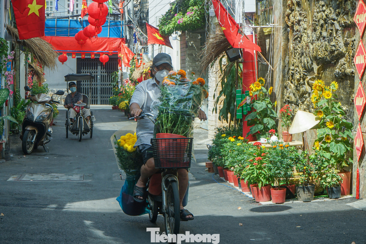Một số cư dân sinh sống tại hẻm 153 Nguyễn Thượng Hiền cho biết, những năm trước hẻm không có trang trí lộng lẫy như năm nay do ảnh hưởng bởi dịch COVID-19 và công trình thi công nâng cấp mở rộng.