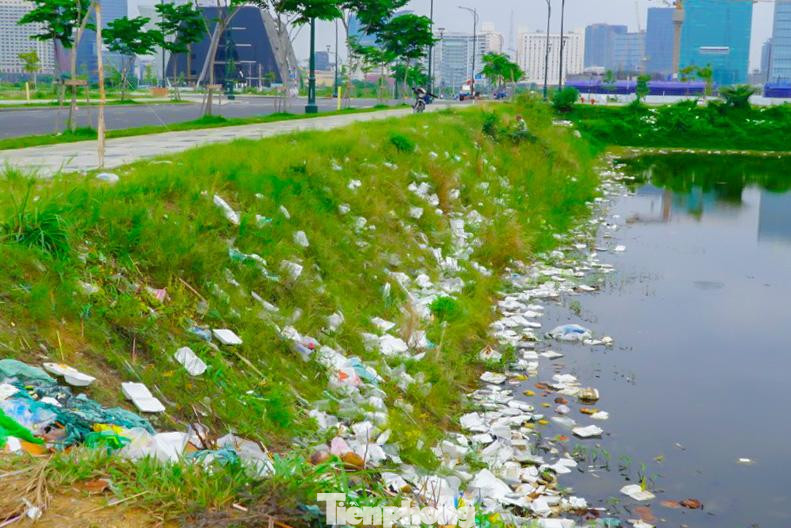 Có mặt tại khu vui chơi thả diều ngã tư đường Trần Bạch Đằng giao với đường R12 trong ngày 8/5, phóng viên Tiền Phong đã ghi nhận bên lề các tuyến đường rác chất thành đống lớn kéo dài cả chục mét.