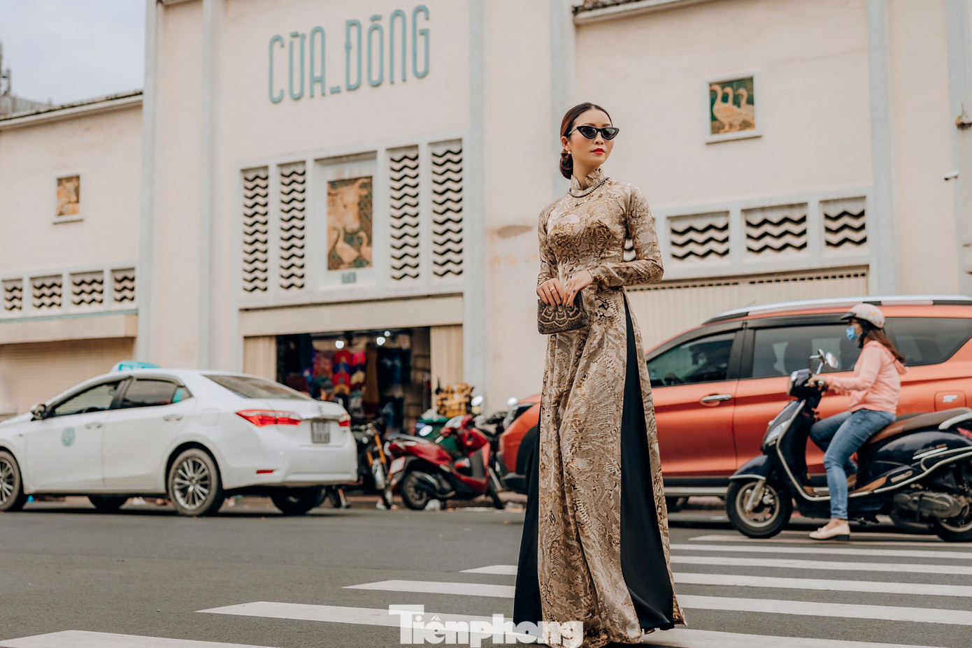 Khu vực trước cửa chợ Bến Thành, phố đi bộ Nguyễn Huệ (quận 1), mặc dù trời nắng khá gắt nhưng vẫn có nhiều bạn trẻ và các nhà thiết kế mang bộ sưu tập áo dài đến đây chụp ảnh.