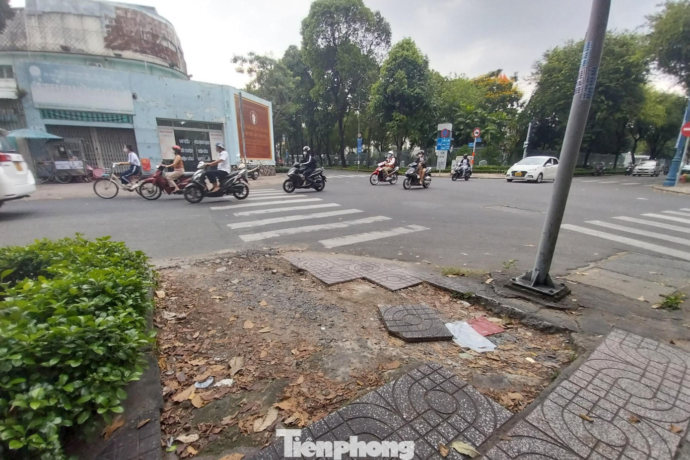 Một đoạn vỉa hè trên tuyến đường Võ Thị Sáu bị vỡ để lộ ra phần đất bên dưới toàn cát và đá