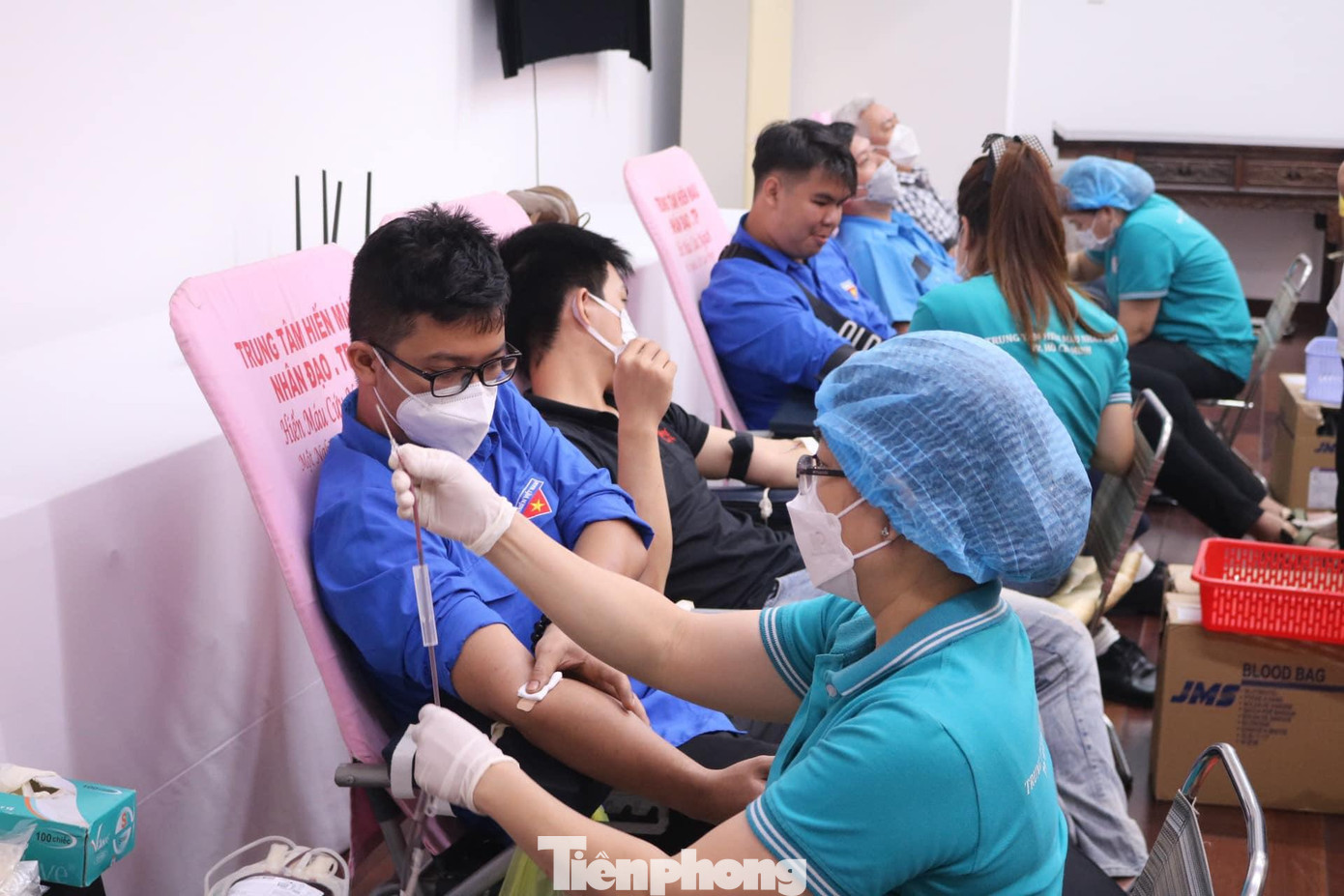 Song song với chương trình, tại công viên Tao Đàn (Q.1) và tại đại sứ quán Thái Lan, chương trình hiến máu tình nguyện với chủ đề “Việc tốt từ trái tim” cũng đã diễn ra với sự tham gia của hơn 100 tình nguyện viên.