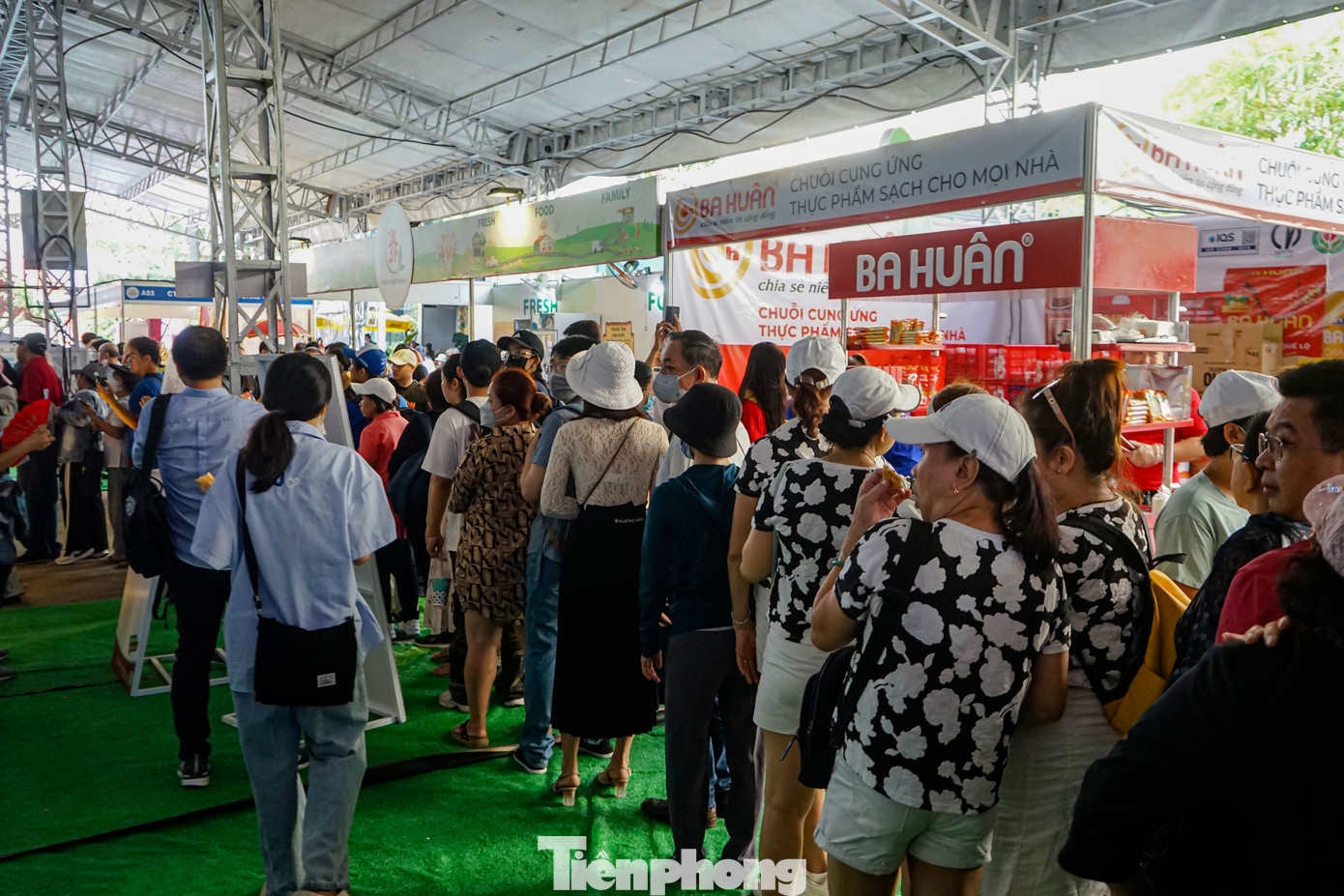 Sau lễ khởi động, rất đông người dân và du khách đã tranh thủ tìm chỗ đứng xếp hàng tại các gian hàng tìm mua cho mình một ổ bánh mì có đầy đủ hương vị yêu thích.