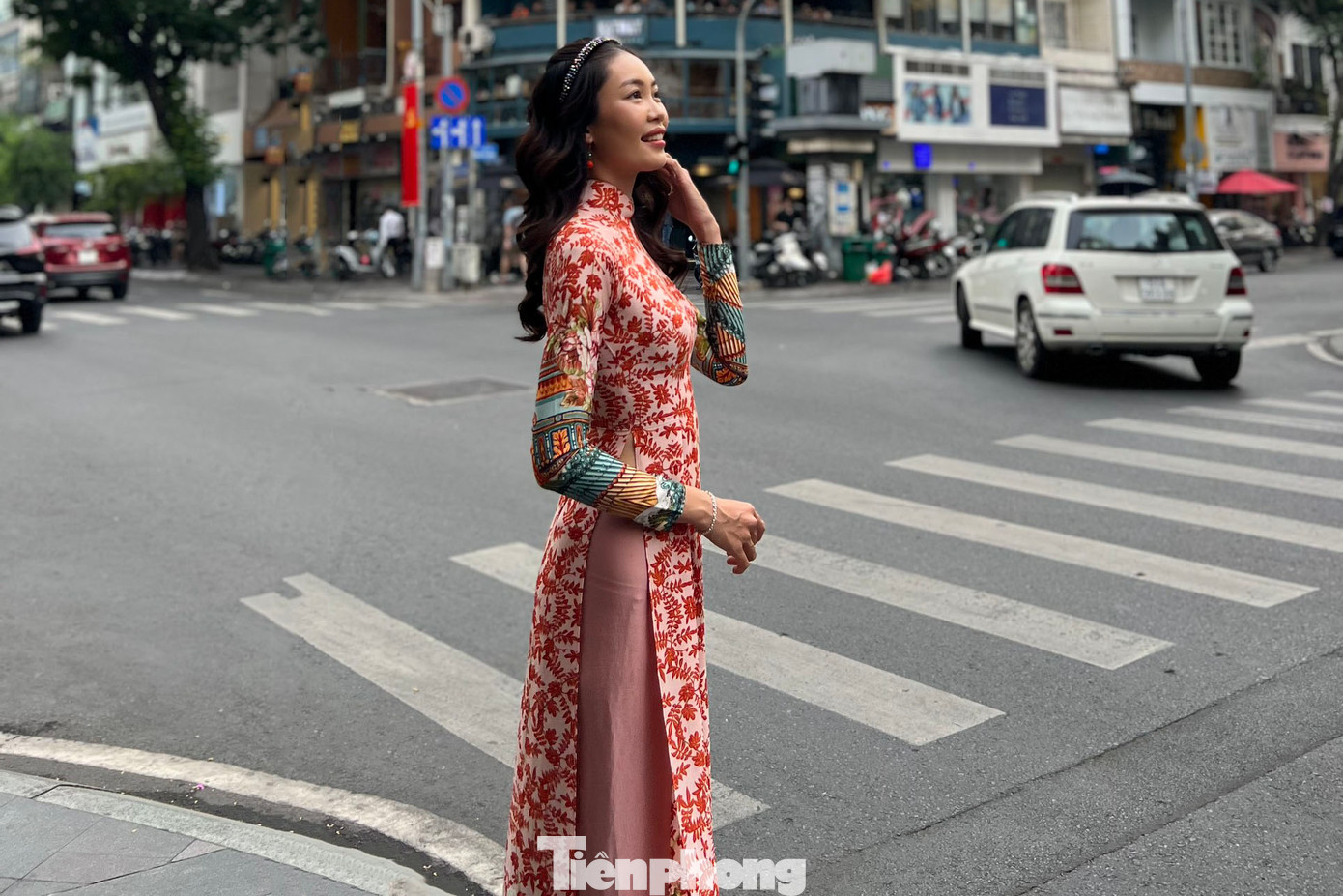 Ngoài ra, khu vực này trong sáng nay còn có sự xuất hiện của Hoa khôi Sông Vàm 2022 Huỳnh Đào Diễm Trinh, cùng ekip cũng tham gia chụp ảnh nhằm quảng bá hình ảnh áo dài Việt Nam đến du khách quốc tế.