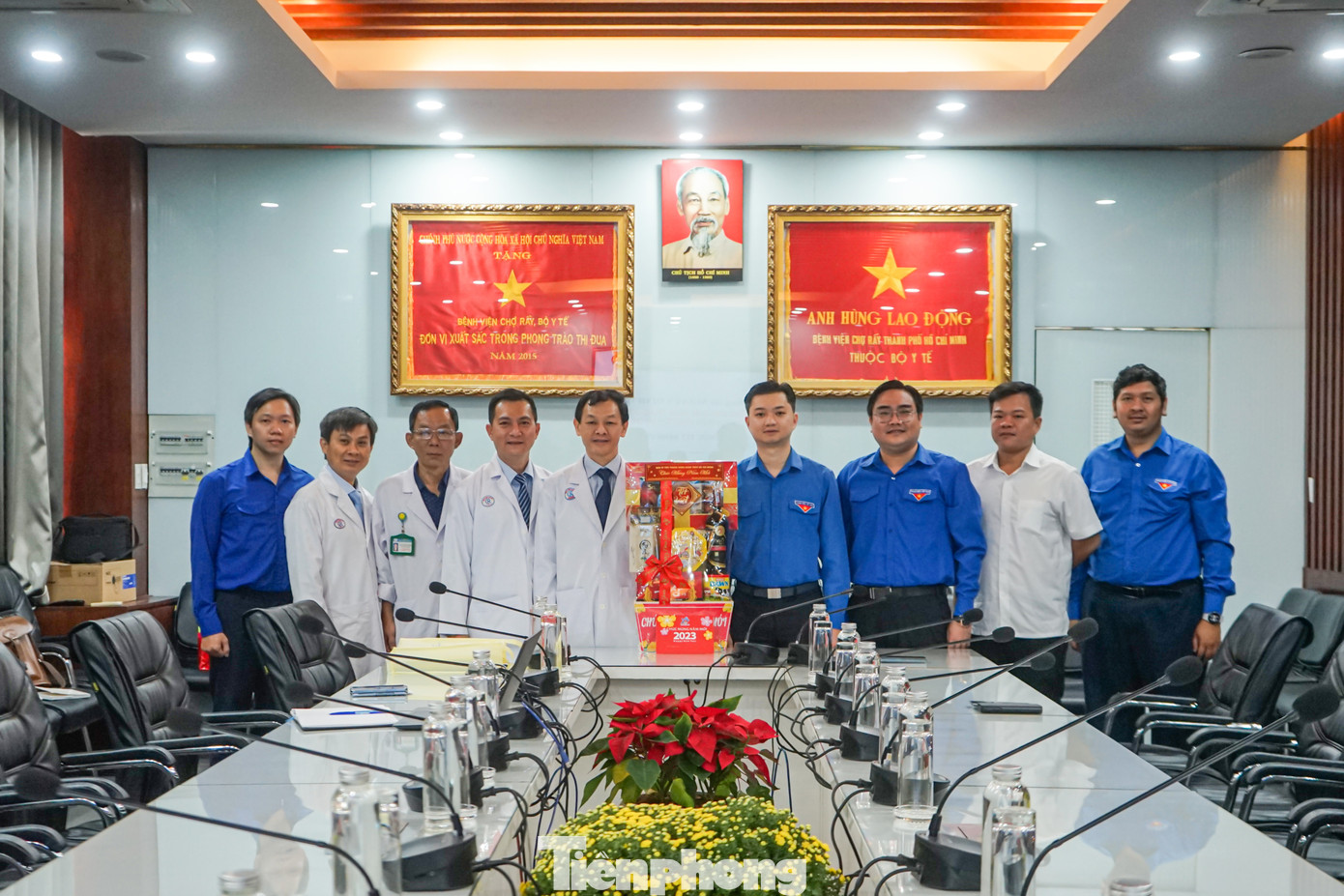 Anh Nguyễn Minh Triết, Bí thư Trung ương Đoàn, Chủ tịch Hội Sinh viên Việt Nam (thứ 4 từ phải qua) tặng quà cho các y, bác sĩ của Bệnh viện Chợ Rẫy