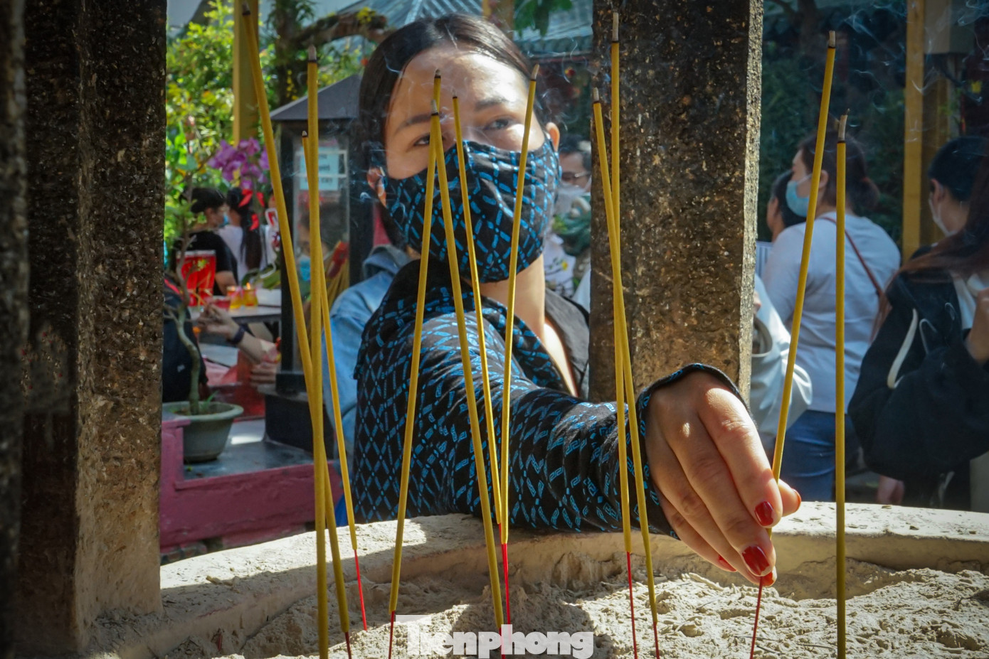 “Năm nào cũng vậy, cứ vào dịp vía Thần tài tôi và cả gia đình đều tới ngôi chùa này thắp hương để cầu mong một năm công việc thuận lợi”, chị Lê Tín Nghĩa (ngụ quận 3) cho biết.