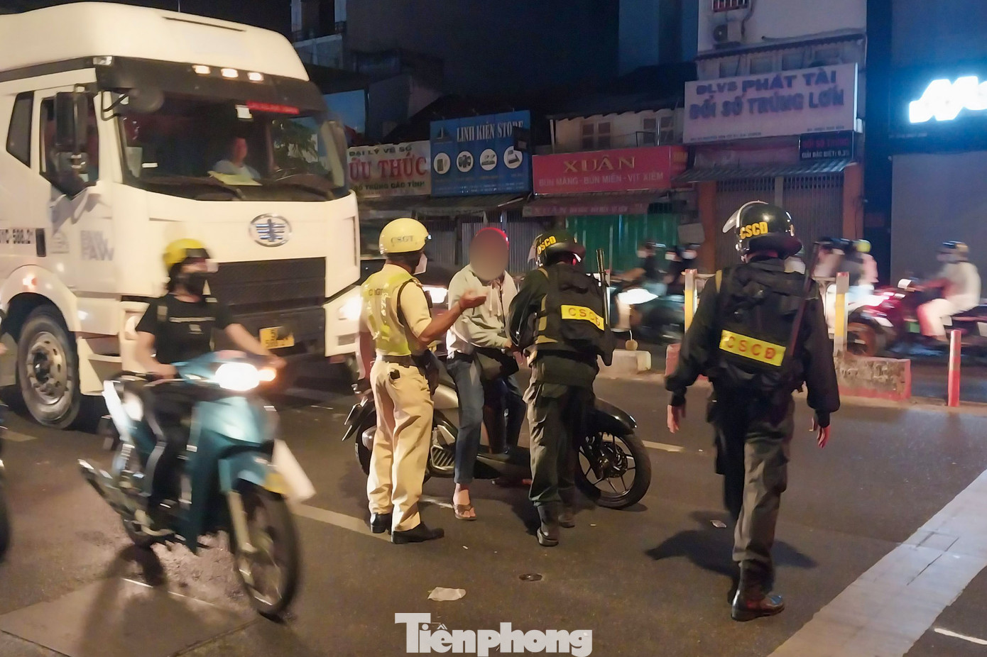 Đội CSGT Bến Thành cùng CSCĐ dừng phương tiện một trường hợp nghi vấn tài xế có sử dụng rượu bia để kiểm tra Đội CSGT Bến Thành cùng CSCĐ dừng phương tiện một trường hợp nghi vấn tài xế có sử dụng rượu bia để kiểm tra