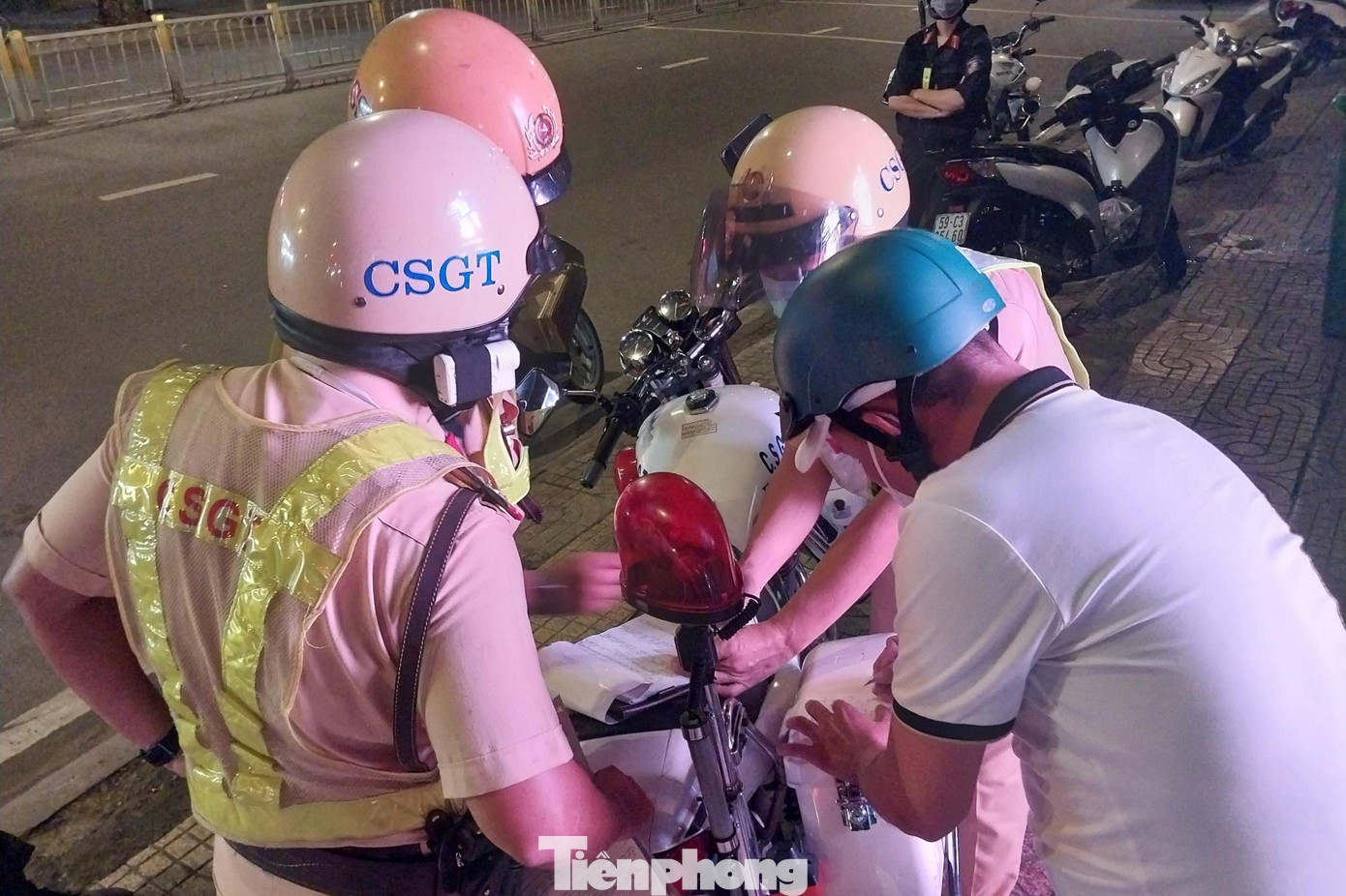 Sau khi lập xong biên bản, tổ công tác yêu cầu anh T ký tên nhưng anh này từ chối và yêu cầu CSGT tạm giữ phương tiện, chấp nhận bỏ xe. Bằng các biện pháp thuyết phục, sau gần 20 phút tổ công tác đã thuyết phục được anh T ký tên vào biên bản.