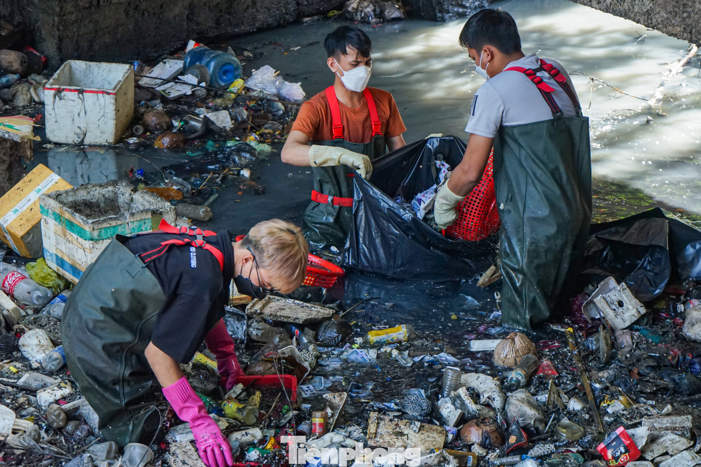 Công việc dọn rác của nhóm thường được bắt đầu từ rất sớm, do các thành viên phải đi làm thêm để trang trải cuộc sống. Mỗi tuần, nhóm đi dọn rác, làm sạch kênh rạch khoảng 4-5 lần.