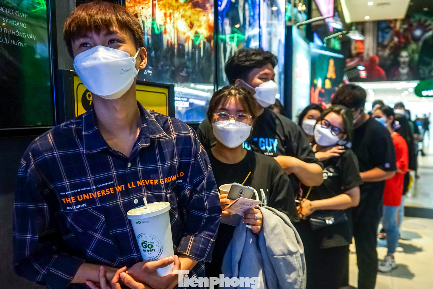 Ghi nhận của phóng viên tại rạp BHD Star (Vincom Lê Văn Việt - TP.Thủ Đức) trong chiều ngày 4/2 (tức mùng 4 tết Nguyên đán) vẫn có khá đông người đến sắp hàng chờ mua vé.