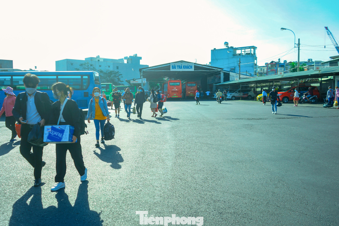 Theo ghi nhận tại khu vực cổng trả khách của bến xe miền Tây vào sáng nay có khá đông lượng xe khách từ các tỉnh đổ về.