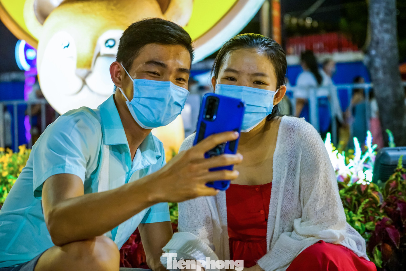 Anh Đỗ Văn Quyền là du khách đến từ Hà Nội hào hứng đi du xuân tại TPHCM. Anh chia sẻ năm rồi dịch bệnh gây ra quá nhiều khó khăn cho người dân cả nước và đặc biệt là TPHCM là thành phố bị ảnh hưởng nặng nhất, nay đến Đường hoa thấy không khí tấp nập sau gần một năm đau thương vì đại dịch, anh rất vui mừng. “So với mọi năm, tôi thấy Đường hoa Nguyễn Huệ năm nay đẹp hơn rất nhiều, đầu tư hơn”, anh Quyền chia sẻ. Anh Đỗ Văn Quyền là du khách đến từ Hà Nội hào hứng đi du xuân tại TPHCM. Anh chia sẻ năm rồi dịch bệnh gây ra quá nhiều khó khăn cho người dân cả nước và đặc biệt là TPHCM là thành phố bị ảnh hưởng nặng nhất, nay đến Đường hoa thấy không khí tấp nập sau gần một năm đau thương vì đại dịch, anh rất vui mừng. “So với mọi năm, tôi thấy Đường hoa Nguyễn Huệ năm nay đẹp hơn rất nhiều, đầu tư hơn”, anh Quyền chia sẻ.