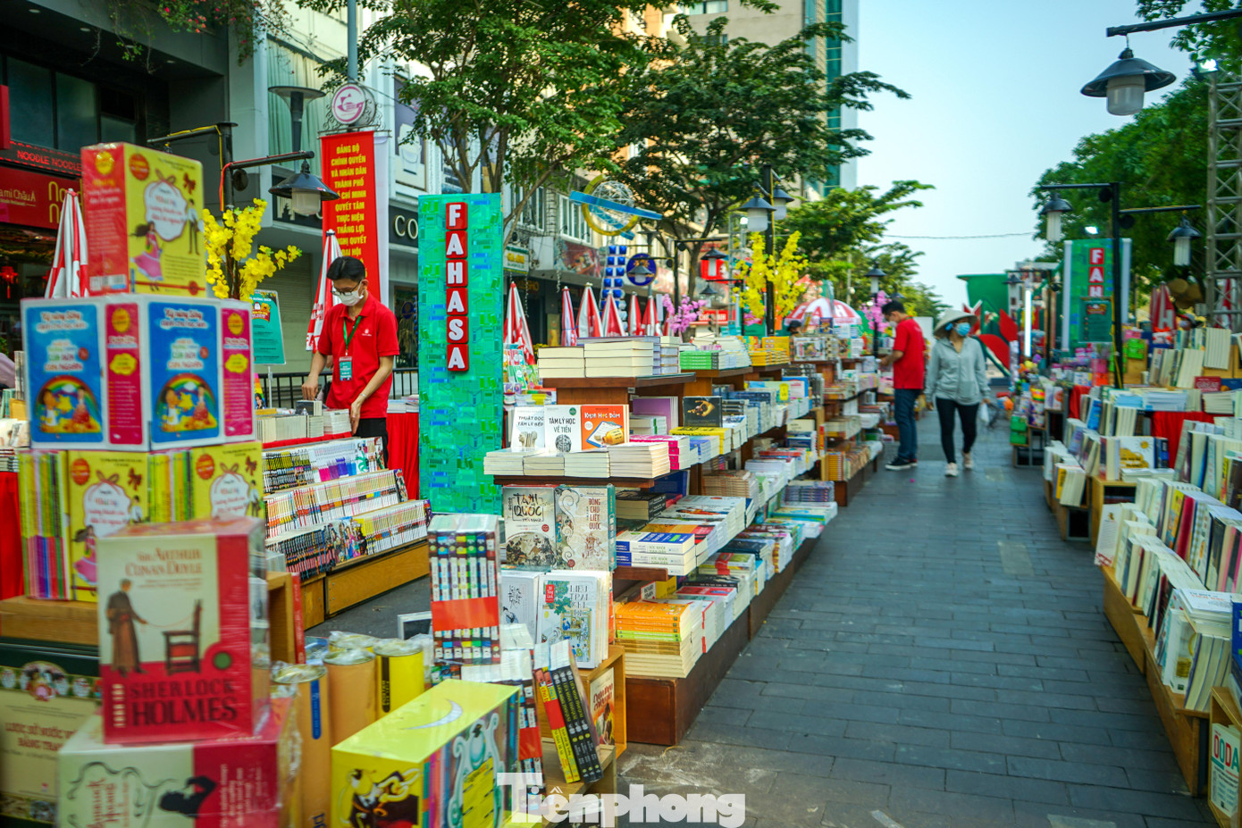Lễ hội Đường sách Tết là hoạt động thường niên của TPHCM nhằm tạo không gian văn hóa, giải trí cho người dân thành phố đến du xuân, thưởng lãm trong dịp Tết cổ truyền của dân tộc.