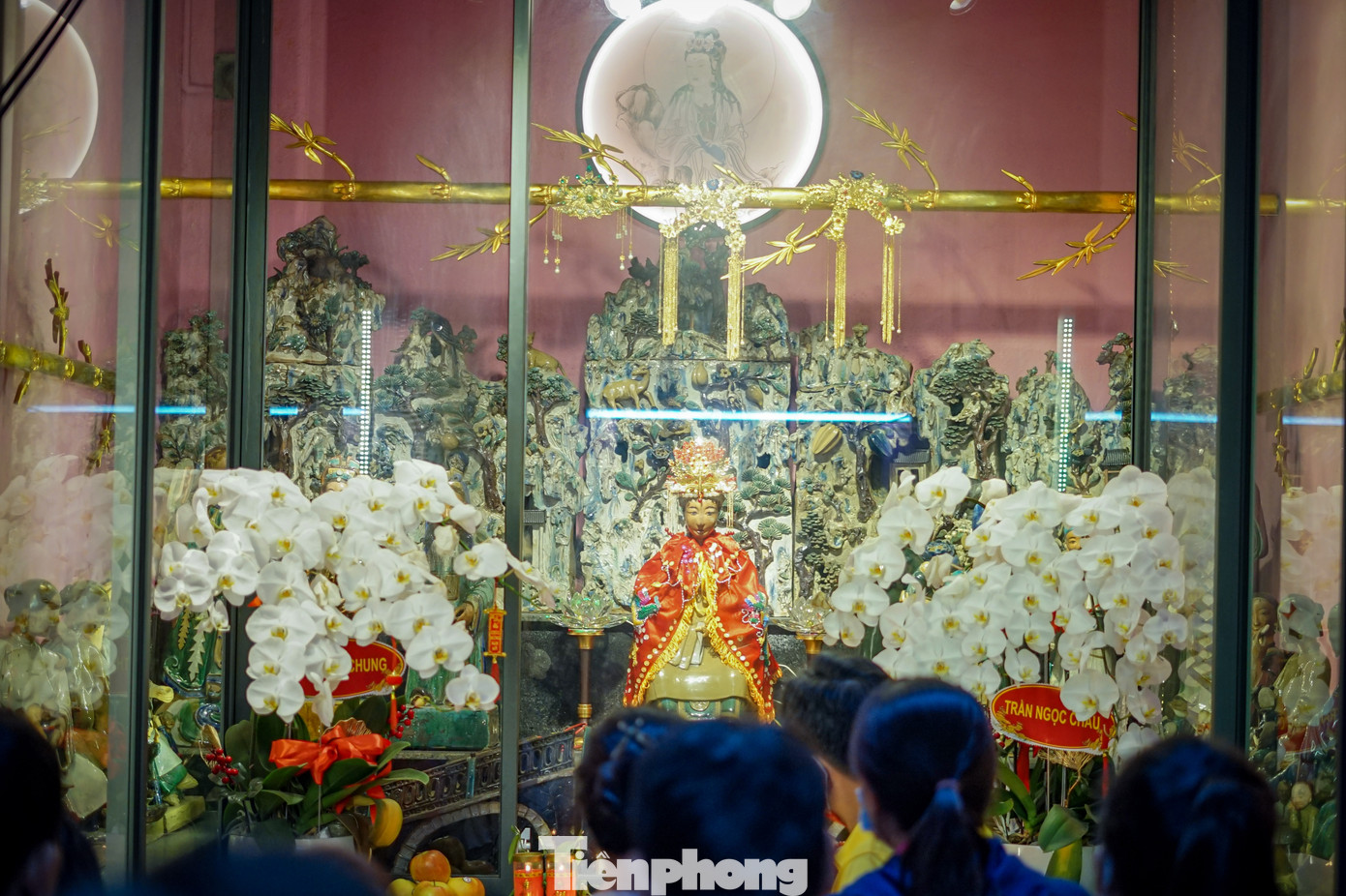 Bên trong chánh điện đông nghịt người làm lễ. Người dân khi đến vía thần tài sẽ được nhà chùa phát phiếu cầu an điền thông tin để chiêm bái, cầu tài lộc.