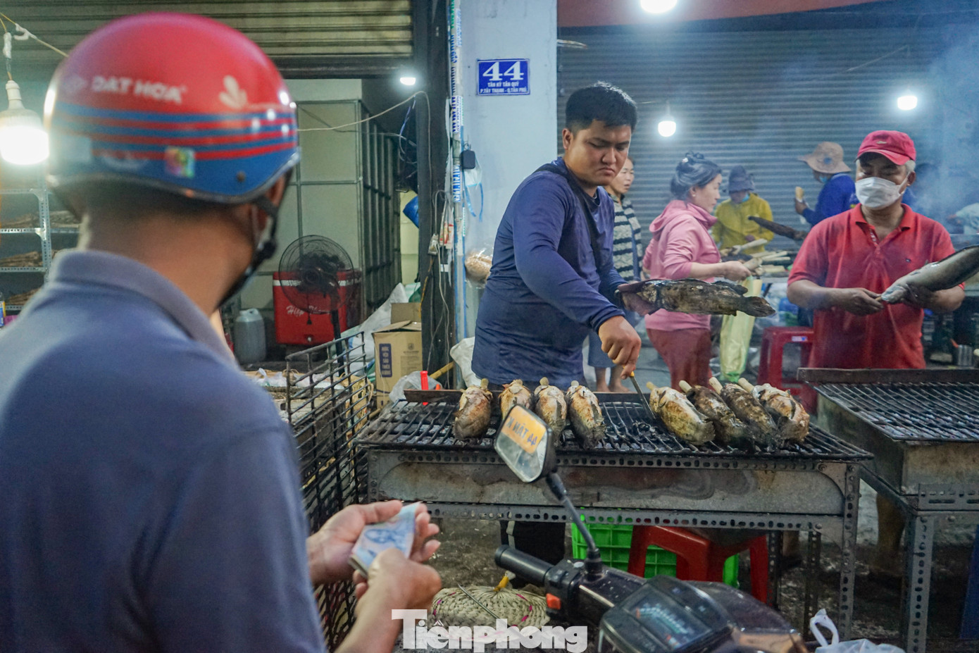 Hầu hết người dân mua cá về cúng tại nhà. Nhiều cửa hàng bán cá lóc nướng nhận thêm các đơn đặt hàng của nhiều công ty mua số lượng lớn về cúng.