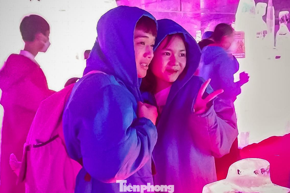 “Ban đầu, tụi em dự định đi Vũng Tàu chơi, nhưng sợ kẹt xe ở cao tốc và sợ cháy phòng khách sạn nên chuyển hướng đến Đầm Sen vì nghe nói giá vé không tăng mà còn có khuyến mãi, khi ra về tụi em còn nhận được lồng đèn”, một nữ du khách ngụ quận 12 chia sẻ.